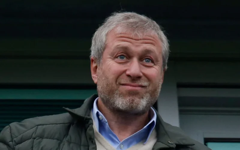 رومان أبراموفيتش يطعن قانونيًا في تجميد عوائد بيع تشيلسي البالغة 2.5 مليار إسترليني